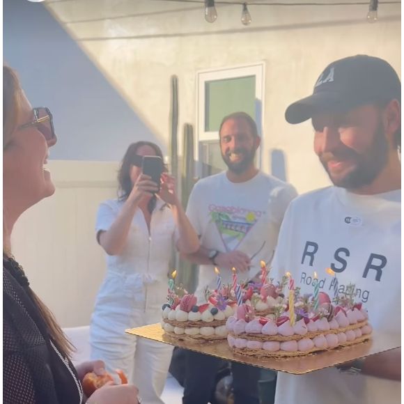 Ainsi la fille d'André Boudou a partagé de belles images de l'événement célébré sur une jolie terrasse d'une belle maison...

Laeticia Hallyday à l'anniversaire de son amie Talie accompagnée par ses deux filles Jade et Joy. (Capture d'écran Instagram ce lundi 24 février 2025).
