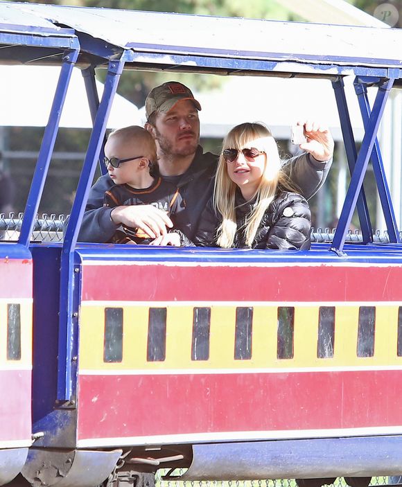 "Ce n'est pas une taille décente. Anna l'a eu dans les bras quelques instants, puis il est parti à l'USIN – unité de soins intensifs néo-natals"

Exclusif - Anna Faris et Chris Pratt emmènent leur fils Jack au "Travel Town Museum" à Los Angeles, le 14 décembre 2014. © Bestimage