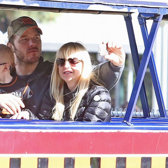 "Ce n'est pas une taille décente. Anna l'a eu dans les bras quelques instants, puis il est parti à l'USIN – unité de soins intensifs néo-natals"

Exclusif - Anna Faris et Chris Pratt emmènent leur fils Jack au "Travel Town Museum" à Los Angeles, le 14 décembre 2014. © Bestimage