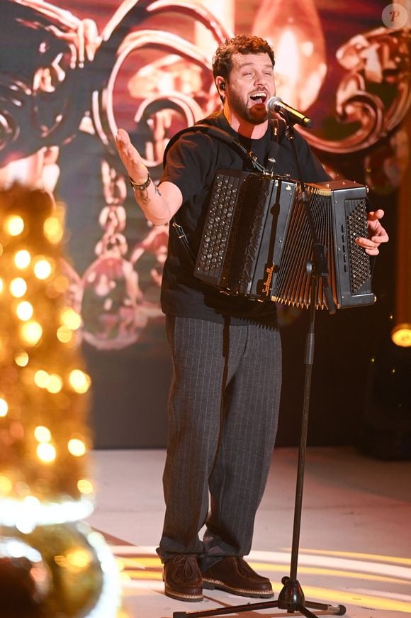 Pour le média "Parents" ce samedi 16 mai 2026, le chanteur a révélé : "On s’engueule régulièrement, mais comme tous les couples."

Claudio Capéo - Enregistrement de l'émission Vivement dimanche au studio Rive gauche, présentée par Michel Drucker le 16 décembre 2025. . Diffusion sur France 3 le 04/01/2026 . © Guillaume Gaffiot / Bestimage
