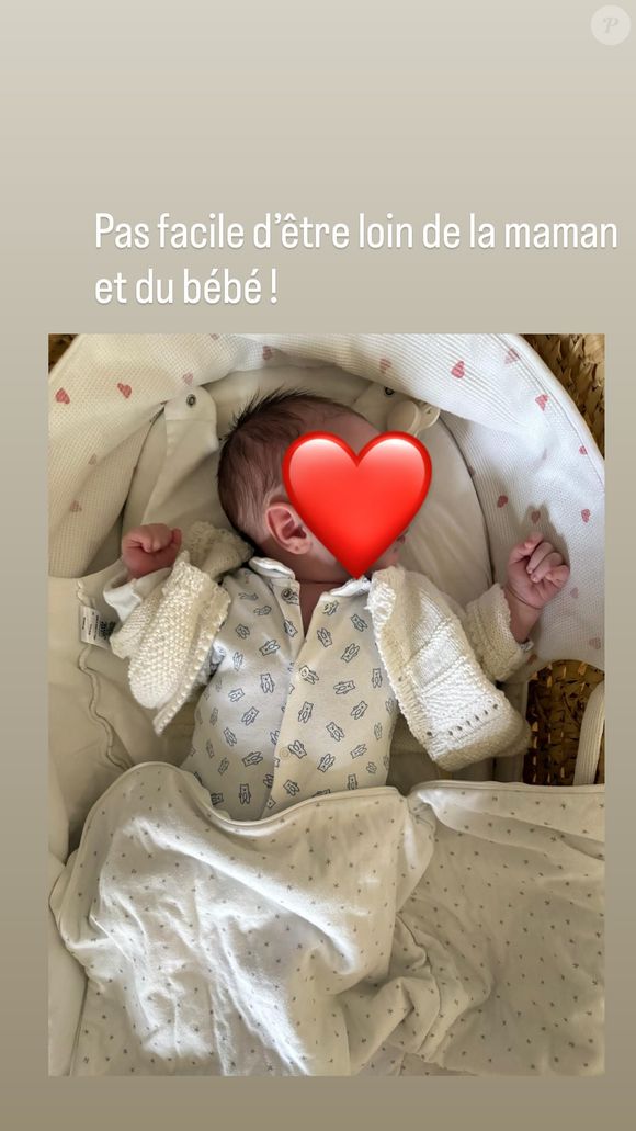 En légende, l'acteur a écrit : "Pas facile d'être loin de la maman et du bébé".

Capture Instagram d'Elie Semoun.