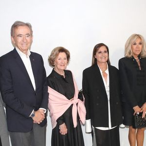 Jean Arnault, Bernard Arnault, la reine Sonja de Norvege, Maria Grazia Chiuri, Brigitte Macron et Delphine Arnault posent Backstage à la suite du Défilé Dior, Collection Prêt-à-porter Printemps / Eté 2025 dans le cadre de la Fashion Week de Paris, France, le 24 Septembre 2024. 

© Bertrand Rindoff / Bestimage
