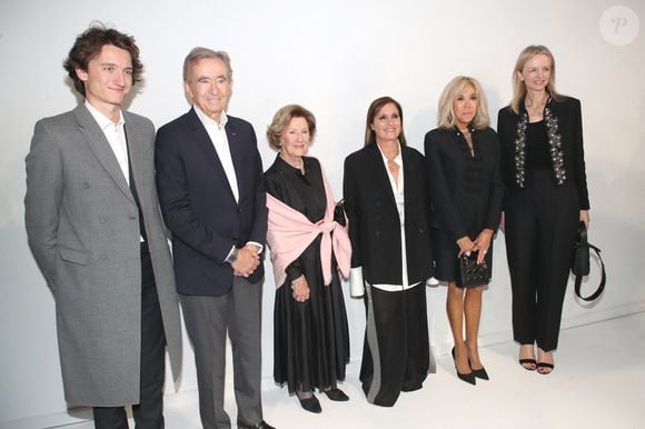 Jean Arnault, Bernard Arnault, la reine Sonja de Norvege, Maria Grazia Chiuri, Brigitte Macron et Delphine Arnault posent Backstage à la suite du Défilé Dior, Collection Prêt-à-porter Printemps / Eté 2025 dans le cadre de la Fashion Week de Paris, France, le 24 Septembre 2024. 

© Bertrand Rindoff / Bestimage