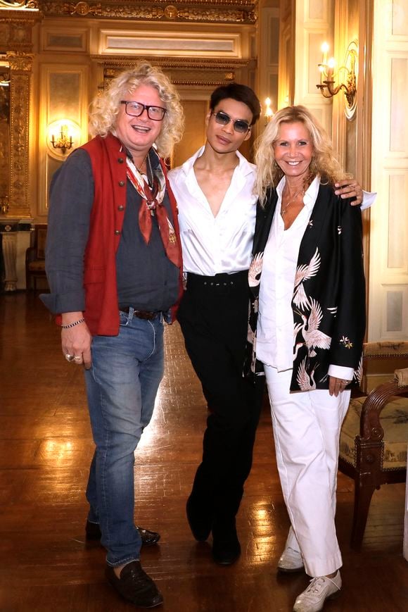 Jeremy Bellet, Pierre-Jean Chalencon et Fiona Gelin . A l'occasion de son mariage avec son compagnon en janvier 2024, Jérémy Bellet a fait des essayages de tenue de mariage devant ses amis au palais Vivienne à Paris. Le 11 octobre 2023 © Cédric Perrin / Bestimage