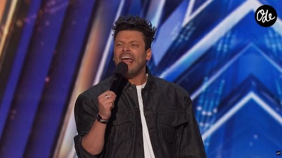 Kev Adams cartonne dans l'émission TV "America's Got Talent", l'équivalent de l'émission "La France a un incroyable talent", à Los Angeles. Lors de son premier passage il a été retenu avec 4 OUI des juges (Howie Mandel, Mel B, Sofía Vergara et Simon Cowell) pour continuer la suite de l'aventure. Kev Adams a mis en sketch les petites différences culturelles entre la France et les Etats-Unis.
#
Kev Adams is a hit on the TV show "America's Got Talent," the equivalent of "France's Got Talent," in Los Angeles. During his first appearance, he received four "yes" votes from the judges (Howie Mandel, Mel B, Sofía Vergara, and Simon Cowell) to continue in the competition. Kev Adams presented a sketch highlighting the minor cultural differences between France and the United States. | 00758163