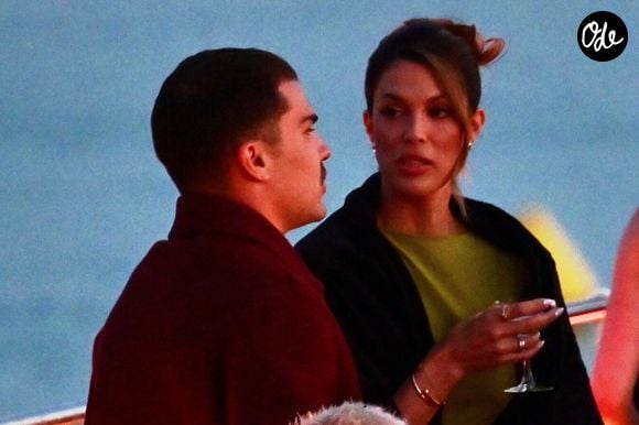 Les amoureux avaient officialisé leur relation cet été avec une photo de baiser publiée sur Instagram.

Iris Mittenaere (Miss France 2016 - Miss univers 2017) et son compagnon Antoine Dupont avec des amis à la soirée "Kilian Paris" sur la plage du Carlton Beach Club lors du 79ème Festival International du Film de Cannes, le 19 mai 2026.
© Agence/Bestimage