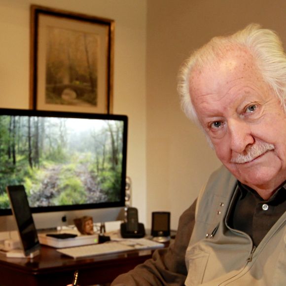 Pierre Bellemare pose dans sa maison de campagne près de Bergerac, Dordogne, France, le 22 octobre 2011 (Archives). © Patrick Bernard/Bestimage