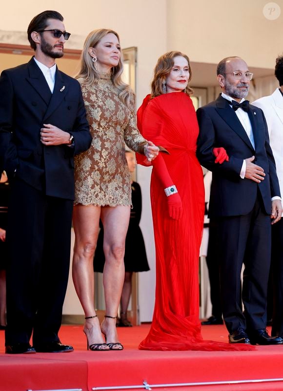 Pierre Niney, Virginie Efira, Isabelle Huppert, Asghar Farhadi - Montée des marches du film "Histoires parallèles" lors du 79ème Festival International du Film de Cannes, le 14 mai 2026. 

© Jacovides-Moreau / Bestimage