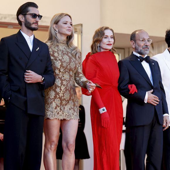 Pierre Niney, Virginie Efira, Isabelle Huppert, Asghar Farhadi - Montée des marches du film "Histoires parallèles" lors du 79ème Festival International du Film de Cannes, le 14 mai 2026. 

© Jacovides-Moreau / Bestimage