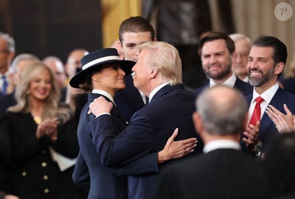 Le président américain Donald Trump et Melania Trump s'embrassent après avoir prêté serment le jour de son investiture présidentielle à la Rotonde du Capitole des États-Unis à Washington, DC, le lundi 20 janvier 2025.   Pool photo by Kevin Lamarque/UPI/ABACAPRESS.COM