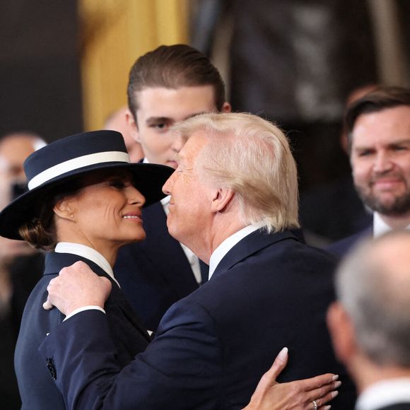Le président américain Donald Trump et Melania Trump s'embrassent après avoir prêté serment le jour de son investiture présidentielle à la Rotonde du Capitole des États-Unis à Washington, DC, le lundi 20 janvier 2025.   Pool photo by Kevin Lamarque/UPI/ABACAPRESS.COM
