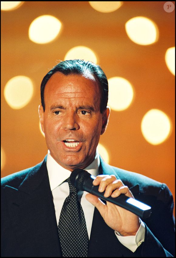 Julio Iglesias lors de l'émission "Vivement Dimanche" en 1998. 

Photo : Max Colin / Bestimage