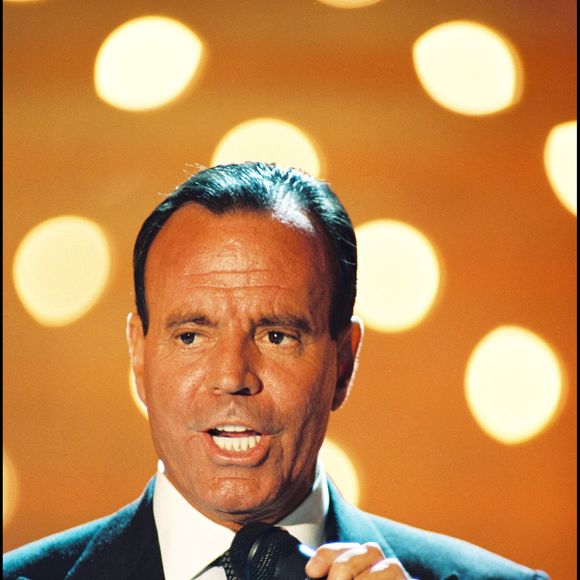 Julio Iglesias lors de l'émission "Vivement Dimanche" en 1998. 

Photo : Max Colin / Bestimage