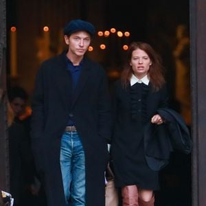 Le chanteur Raphaël (Raphaël Haroche) et sa compagne Mélanie Thierry - Obsèques du photographe allemand Peter Lindbergh en l’église Saint-Sulpice à Paris le 24 septembre 2019.