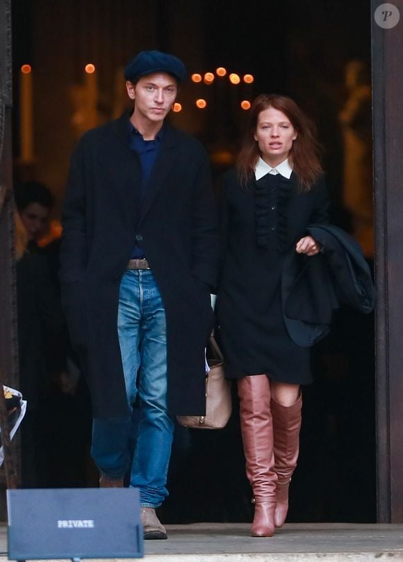 Le chanteur Raphaël (Raphaël Haroche) et sa compagne Mélanie Thierry - Obsèques du photographe allemand Peter Lindbergh en l’église Saint-Sulpice à Paris le 24 septembre 2019.