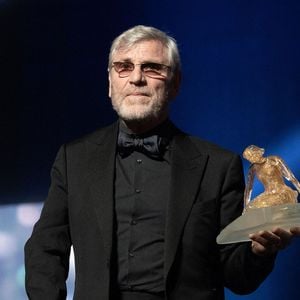 Tcheky Karyo pose sur scène avec une Nymphe de Cristal lors de la cérémonie de clôture du 60ème Festival de Télévision de Monte-Carlo le 22 juin 2021 à Monte-Carlo, Monaco. Photo by David Niviere / ABACAPRESS.COM