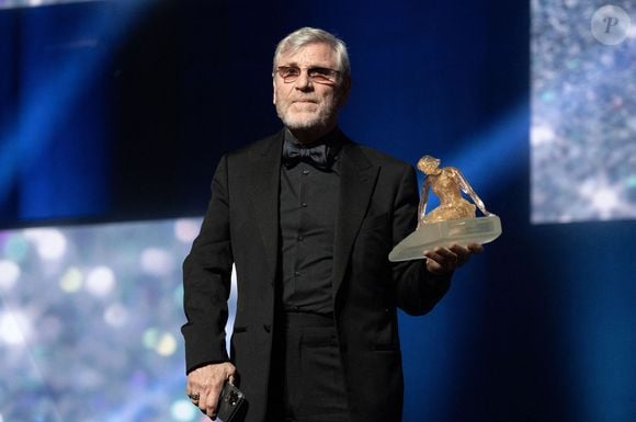 Tcheky Karyo pose sur scène avec une Nymphe de Cristal lors de la cérémonie de clôture du 60ème Festival de Télévision de Monte-Carlo le 22 juin 2021 à Monte-Carlo, Monaco. Photo by David Niviere / ABACAPRESS.COM