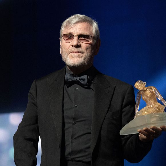 Tcheky Karyo pose sur scène avec une Nymphe de Cristal lors de la cérémonie de clôture du 60ème Festival de Télévision de Monte-Carlo le 22 juin 2021 à Monte-Carlo, Monaco. Photo by David Niviere / ABACAPRESS.COM