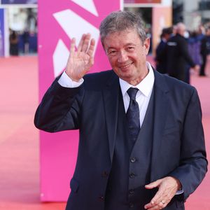 À la ville, il file le parfait amour avec son épouse Céline Dulac, avec qui il a fondé une famille et eu deux fils nommés Lucien et Félix.

Frederic Bouraly - Arrivées à la cérémonie de clôture lors du 51éme Festival du Cinema Américain de Deauville le 13 septembre 2025.

© Denis Guignebourg / Bestimage