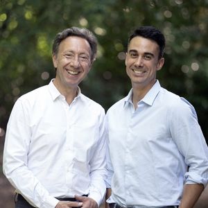 Stéphane Bern pose avec sa compagne Yori Bailleres dans leur propriété du Perche, le collège militaire et royal de Thiron-Gardais, le 24 juin 2023. David Niviere/ABACA