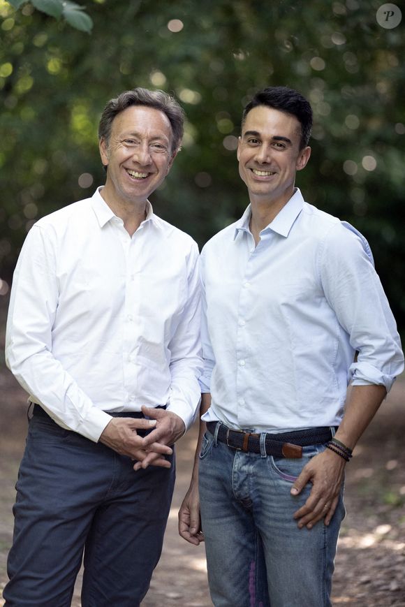 Stéphane Bern pose avec sa compagne Yori Bailleres dans leur propriété du Perche, le collège militaire et royal de Thiron-Gardais, le 24 juin 2023. David Niviere/ABACA