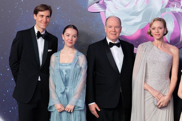 Leur absence n'a néanmoins pas chamboulé la soirée placée sous le signe du glamour pour honorer l'héritage de la princesse Grace.

Ben-Sylvester Strautmann, S.A.R. la princesse Alexandra de Hanovre, TT.SS.HH. le prince Albert II et la princesse Charlène de Monaco assistent à la 70e édition du "Bal de la Rose" au Monte-Carlo. Le prince Albert II (Le prince Albert II de Monaco) et la princesse Charlène de Monaco (La princesse Charlène de Monaco) assistent à la 70e édition du "Bal de la Rose" au Sporting Club de Monte-Carlo à Monaco, le 21 mars 2026.  © Olivier Huitel/Pool Monaco/Bestimage