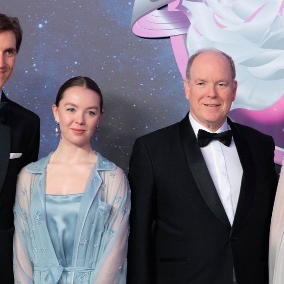 Leur absence n'a néanmoins pas chamboulé la soirée placée sous le signe du glamour pour honorer l'héritage de la princesse Grace.

Ben-Sylvester Strautmann, S.A.R. la princesse Alexandra de Hanovre, TT.SS.HH. le prince Albert II et la princesse Charlène de Monaco assistent à la 70e édition du "Bal de la Rose" au Monte-Carlo. Le prince Albert II (Le prince Albert II de Monaco) et la princesse Charlène de Monaco (La princesse Charlène de Monaco) assistent à la 70e édition du "Bal de la Rose" au Sporting Club de Monte-Carlo à Monaco, le 21 mars 2026.  © Olivier Huitel/Pool Monaco/Bestimage