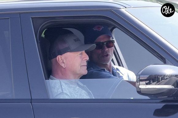 Los Angeles, Californie : Bruce Willis, 70 ans, semblait se détendre sur le siège passager alors qu'il se promenait en voiture dans la ville. ©Backgrid USA / Bestimage