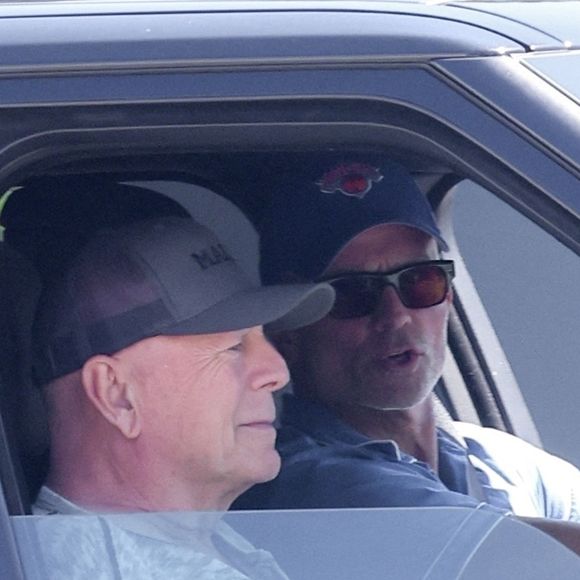 Los Angeles, Californie : Bruce Willis, 70 ans, semblait se détendre sur le siège passager alors qu'il se promenait en voiture dans la ville. ©Backgrid USA / Bestimage
