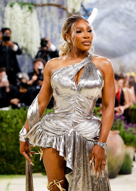 Lors de son dernier match à l'US Open 2022, l'Américaine n'avait jamais formellement annoncé la fin de sa carrière.  

New York, NY Célébrités au Met Gala 2026, célébrant "Costume Art" au Metropolitan Museum of Art à New York City.
Sur la photo : Serena Williams 
Backgrid USA / Bestimage