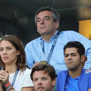 François Fillon, Jamel Debbouze et sa femme Melissa Theuriau au match de la finale de l'Euro 2016 Portugal-France au Stade de France à Saint-Denis le 10 juillet 2016.

© Cyril Moreau / Bestimage