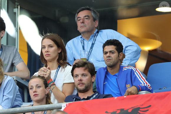 François Fillon, Jamel Debbouze et sa femme Melissa Theuriau au match de la finale de l'Euro 2016 Portugal-France au Stade de France à Saint-Denis le 10 juillet 2016.

© Cyril Moreau / Bestimage