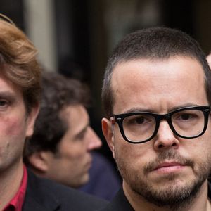 Nicolas Demorand devant le siège du quotidien français Libération, le 18 novembre 2013 à Paris, France. Photo par Romain Boe/ABACAPRESS.COM