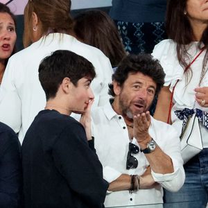 Patrick Bruel et son fils Léon - Les célébrités en tribunes pendant la finale de basketball opposant les Etats-Unis à la France (98-87) lors des Jeux Olympiques de Paris 2024 (JO) à l'Arena Bercy, à Paris, France, le 10 août 2024. © Jacovides-Perusseau/Bestimage