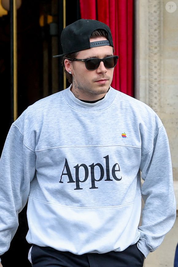 Brooklyn - La famille Beckham à la sortie de l'hôtel La Réserve lors de la mode femme automne / hiver 2024-2025 lors de la Fashion Week de Paris (PFW), à Paris, France, le 1 mars 2024.