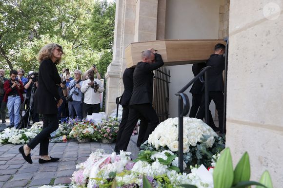 Le cercueil de Philippe Labro arrive à l'église Saint Germain des Prés à Paris, France, le 13 juin 2025. Philippe Labro, journaliste, auteur, réalisateur et compositeur prolifique, est décédé à 88 ans des suites d'un cancer le 4 juin. Photo by Nasser Berzane/ABACAPRESS.COM