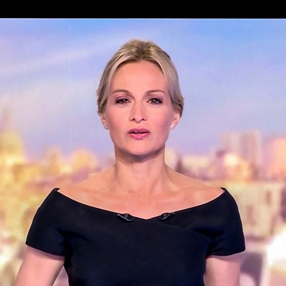 Audrey Crespo-Mara a fait son retour ce soir (25/07/2025) au JT de 20h de TF1 une semaine après les obsèques de son mari Thierry Ardisson.
© Capture TV via Bestimage