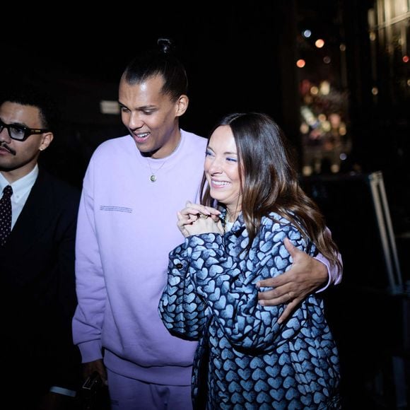 Exclusif - Le chanteur Stromae (Artiste masculin et Album "Multitude"), sa femme Coralie Barbier et son frère Luc Junior Tam en backstage de la 38ème cérémonie des Victoires de la musique à la Seine musicale de Boulogne-Billancourt, France, le 10 février 2023. © Moreau-Vereen/Bestimage