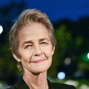 Charlotte Rampling assistant au défilé Saint Laurent Femme Printemps-Été 2026 dans le cadre de la Fashion Week de Paris, à Paris, en France, le 29 septembre 2025. Photo : Aurore Marechal/ABACAPRESS.COM