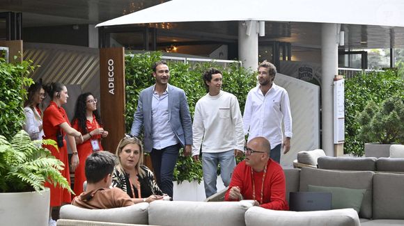 Raphaël Kretz, Valentin Kretz et Martin Kretz en tournage au village lors des Internationaux de France de tennis de Roland Garros 2024, à Paris, le 1er juin 2024.

 © Chryslene Caillaud/Panoramic/Bestimage
