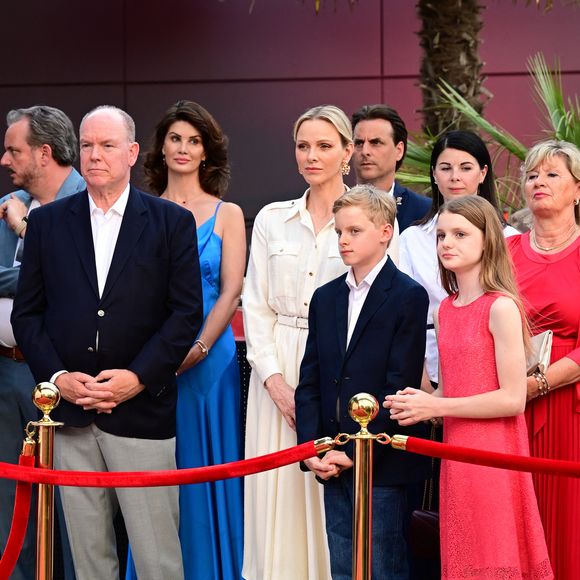 Aux côtés du prince Albert II et de la princesse Charlène, les deux enfants ont affiché une grande aisance tout au long de la soirée.

Le prince Albert II de Monaco, La princesse Charlène de Monaco, Le prince Jacques de Monaco, marquis des Baux, La princesse Gabriella de Monaco, comtesse de Carladès lors de l’inauguration  d’un quartier dédié à la principauté à Europa-Park à Rust en Allemagne le 29 juin 2026. © Romain Doucelin / Bestimage