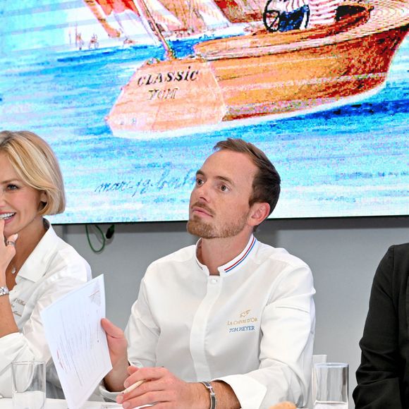 Sébastien Tantôt, le chef du Maybourne Riviera, Adriana Karembeu, Tom Meyer, le chef de laChèvre d’Or et Marc Lavoine - Adriana Karembeu, le mannequin, actrice et animatrice de télévision slovaque, accompagnée par Marc Lavoine, est l'invité du Yacht Club de Monaco pour la Monaco Classic Week à Monaco, le 11 septembre 2025. © Bruno Bebert / Bestimage