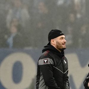 Il faut dire que le timing de ce pop-up store n'a pas été choisi au hasard par le J.
Le rappeur marseillais Jul lors du match de championnat de Ligue 1 Uber Eats opposant l'Olympique Marseille (OM) au FC Lorient at Stade Velodrome à Marseille, le 14 janvier 2023. © Norbert Scanella/Panoramic/Bestimage