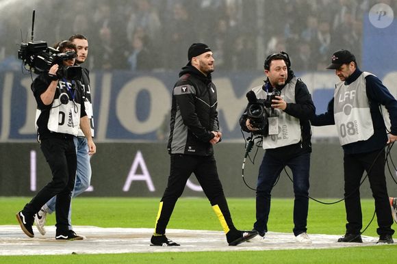 Il faut dire que le timing de ce pop-up store n'a pas été choisi au hasard par le J. 

Le rappeur marseillais Jul lors du match de championnat de Ligue 1 Uber Eats opposant l'Olympique Marseille (OM) au FC Lorient at Stade Velodrome à Marseille, le 14 janvier 2023. © Norbert Scanella/Panoramic/Bestimage