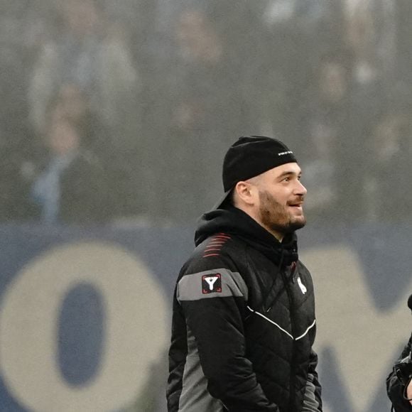 Il faut dire que le timing de ce pop-up store n'a pas été choisi au hasard par le J. 

Le rappeur marseillais Jul lors du match de championnat de Ligue 1 Uber Eats opposant l'Olympique Marseille (OM) au FC Lorient at Stade Velodrome à Marseille, le 14 janvier 2023. © Norbert Scanella/Panoramic/Bestimage
