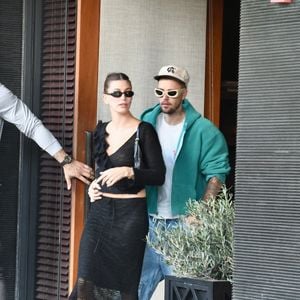 De l'autre, Hailey Bieber aime les exercices au poids du corps pour améliorer la souplesse et la mobilité.

EXCLUSIVE Beverly Hills, CA Justin Bieber et Hailey Bieber ont déjeuné ensemble au South Beverly Grill à Beverly Hills. 


Sur la photo : Justin Bieber, Hailey Bieber