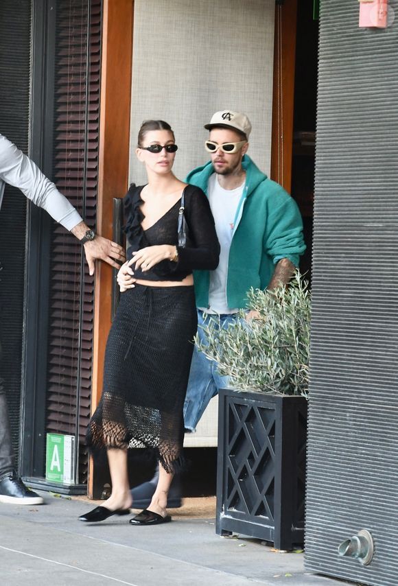De l'autre, Hailey Bieber aime les exercices au poids du corps pour améliorer la souplesse et la mobilité.

EXCLUSIVE Beverly Hills, CA Justin Bieber et Hailey Bieber ont déjeuné ensemble au South Beverly Grill à Beverly Hills. 


Sur la photo : Justin Bieber, Hailey Bieber