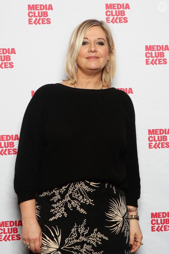 "Déboulonner son idole, cela peut être très douloureux, je ne leur en veux pas. Il a eu une image parfaite" indique-t-elle dans "Elle"

Exclusif - Flavie Flament (trophée d'honneur) - Photocall de la cérémonie des "Trophées Media Club Elles 2024" à la SACEM à Neuilly-sur-Seine, France, le 7 février 2024. © Christophe Clovis/Bestimage

PALMARÈS DES TROPHÉES MEDIACLUB'ELLES 2024
AMEL BENT, Présidente d'honneur
FLAVIE FLAMENT, Trophée d'honneur
Paris, le 7 février 2024 - Créés en février 2019, les Trophées médiaClub'Elles récompensent celles
et ceux qui oeuvrent pour une meilleure représentation des femmes dans les médias.
La sixième édition placée sous le signe de l'émotion et de l'authenticité a eu lieu le mercredi 7 février
2024 à 18h30 dans l'auditorium Debussy-Ravel de la SACEM, à Neuilly-sur-Seine.
La cérémonie s'est déroulée sous le haut patronage de Madame Aurore Bergé, Ministre chargée de
l'Égalité entre les femmes et les hommes et de la lutte contre les Discriminations.
Le collectif Contrebande (Christine Lidon et Princesse Erika) a ouvert la soirée en musique et Amel
Bent l'a conclue en reprenant son titre iconique "Ma philosophie" qui a fait chanter et danser toute la
salle.
Un moment de joie et d'émotion fortes, en plus de toutes celles ressenties lors des témoignages des
lauréates et des lauréats.
Enfin, cette belle soirée animée par la journaliste Marjorie Paillon et orchestrée par Florence Sandis,
Présidente du médiaClub'Elles a réuni plus 300 personnalités des médias.
Le palmarès :
Trophée d'honneur : Flavie Flament, autrice et journaliste (RTL).
Décerné par Madame Aurore Bergé, Ministre chargée de l'Égalité entre les femmes et les hommes et
de la lutte contre les Discriminations.
Trophée de l'audace : Solène Chalvon-Fioriti, réalisatrice, pour son film "Afghanes" (France 5).
Décerné par Delphine Cazaux, Directrice Générale en charge des opérations de Mediawan.
Trophée révélation : Giusse Dembault-Lalois, productrice, pour sa série "Afropolitaine" (TV5
Monde).
Décerné par Yasmine Roumane, Directrice adjointe des programmes de fiction du Groupe M6.
Trophée coup de coeur : Nathalie Marchak, réalisatrice et co-scénariste, pour la série "Les Siffleurs"
(France 2), Ex aequo avec Fanny Riedberger, productrice, Anna Fregonese et Sylvie Audcoeur,
scénaristes, pour la série "Les randonneuses" (TF1).
Décerné par Victoire Tuaillon, journaliste et créatrice du podcast "Les couilles sur la table".
Trophée de l'impact : Vanessa Filho, réalisatrice du film "Le consentement" et Vanessa Springora,
autrice du livre dont il est adapté.
Décerné par Mathieu Couzinié, Head of Advertising du Groupe ENGIE et Alexandra Crucq,
productrice, Mesdames Productions et Secrétaire générale du médiaClub'Elles.
Trophée de l'homme féministe : Éric Guéret, réalisateur, pour "Survivantes" (France 2).
Décerné Marie-Christine Saragosse, PDG France Médias Monde.
Le médiaClub'Elles tient à remercier chaleureusement la Sacem pour leur accueil et organisation de
cette belle cérémonie.
La captation audiovisuelle assurée par le réalisateur David Montagne et ses équipes est à retrouver sur
nos plateformes Instagram et Facebook.
A propos du médiaClub'Elles - Ensemble pour plus de parité dans les médias !
Les femmes représentent moins de 20% des personnes les plus citées dans ce qui est dit et écrit dans
les médias. Elles ne sont que 30% des invités des matinales de radio, 30 à 40% des experts cités à la
télévision. Nous voulons faire évoluer la société et les médias vers plus d'équité. Le médiaClub'Elles est
une association de professionnel.le.s des médias, présidée par Florence Sandis, qui oeuvre pour plus de parité dans les médias.
parité dans les médias. Le médiaClub'Elles est inclusif parce que l'équilibre