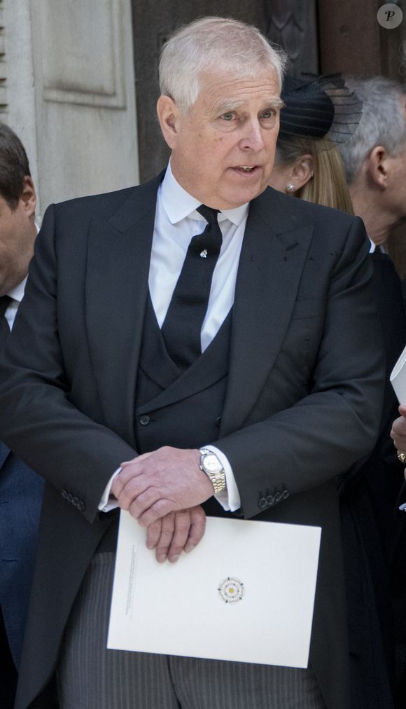 Sa bannière a été retirée de la chapelle Saint-George, un geste symbolique fort.


Sorties des obsèques de son Altesse Royale la duchesse de Kent en la cathédrale de Westminster à Londres, le 16 septembre 2025. ©  GOFF  / BESTIMAGE