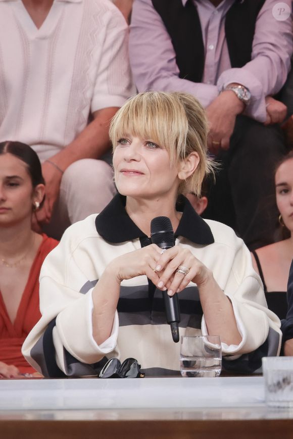 Marina Foïs - Plateau de l'émission "C à vous" lors du 78ème Festival International du Film de Cannes le 19 mai 2025. © Jack Tribeca / Bestimage